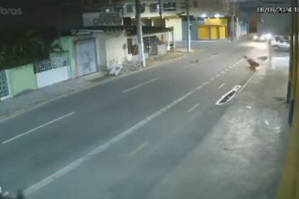 EXCLUSIVO: vídeo mostra exato momento do acidente que deixou motociclista gravemente ferido, em Campos