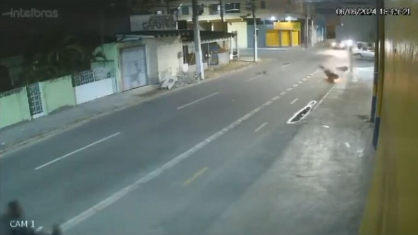 EXCLUSIVO: vídeo mostra exato momento do acidente que deixou motociclista gravemente ferido, em Campos