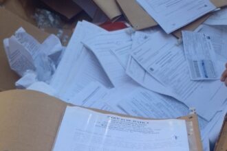 Grave: imagens mostram dados e documentos pessoais de clientes do banco Itaú despejados em caçamba de lixo