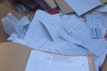 Grave: imagens mostram dados e documentos pessoais de clientes do banco Itaú despejados em caçamba de lixo