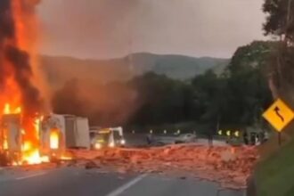 Caminhão tomba, pega fogo e atinge dois carros na RJ-124, em Rio Bonito