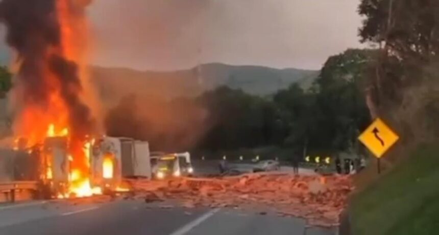 Caminhão tomba, pega fogo e atinge dois carros na RJ-124, em Rio Bonito