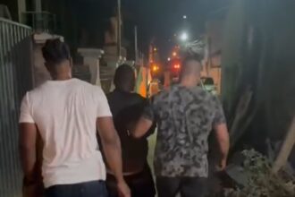 Homem é preso após ameaçar a tia dentro da delegacia do Centro de Campos