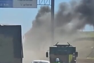 Caminhão tanque fica em chamas na BR-101, em Campos
