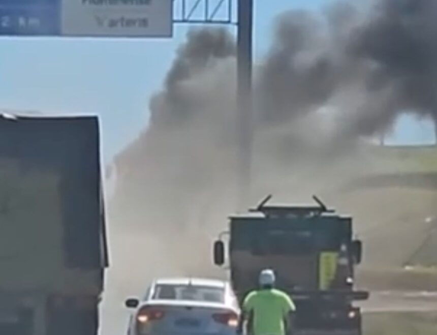 Caminhão tanque fica em chamas na BR-101, em Campos