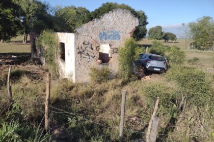 Quatro funcionários do Porto do Açu ficam feridos após veículo perder controle e invadir propriedade, em SJB