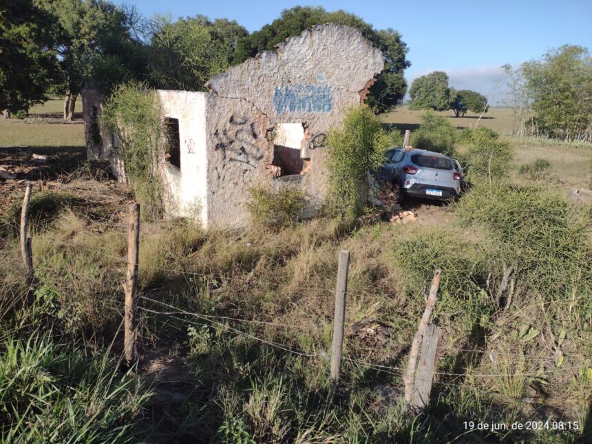 Quatro funcionários do Porto do Açu ficam feridos após veículo perder controle e invadir propriedade, em SJB