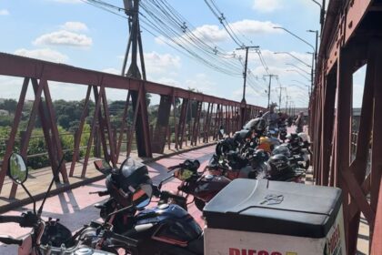 Motociclistas protestam e pedem a remoção de tinta escorregadia da Ponte Barcelos Martins