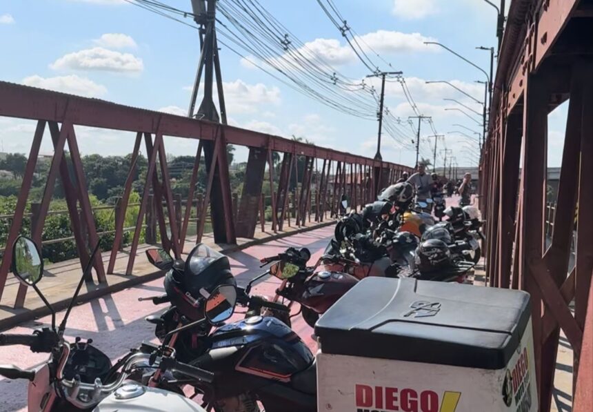 Motociclistas protestam e pedem a remoção de tinta escorregadia da Ponte Barcelos Martins