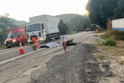 Motociclista morre ao tentar desviar de árvore e colidir com caminhão, em Itaperuna