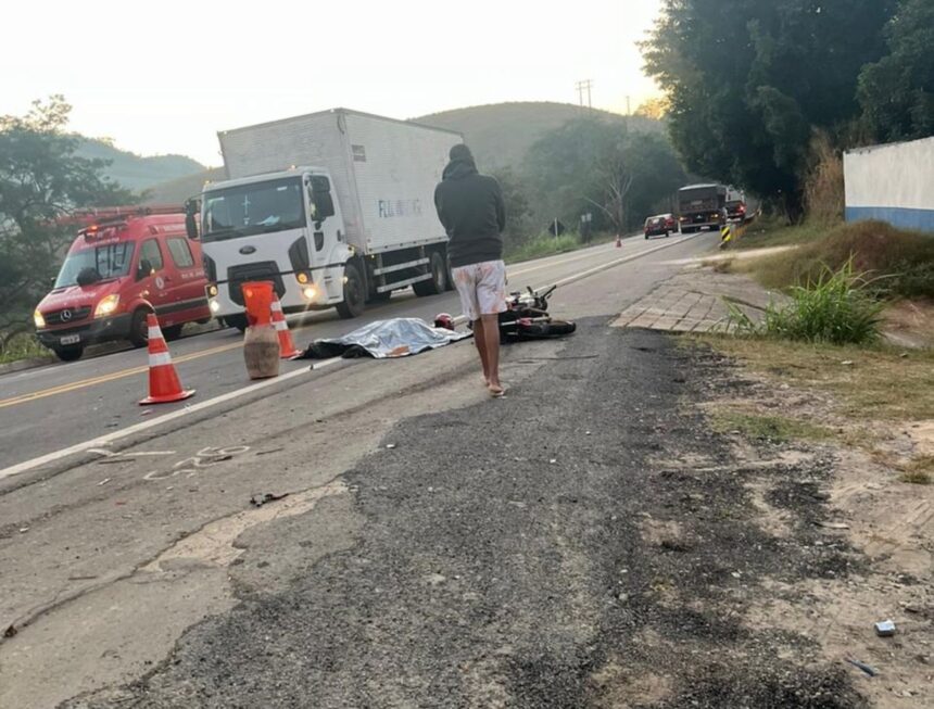 Motociclista morre ao tentar desviar de árvore e colidir com caminhão, em Itaperuna