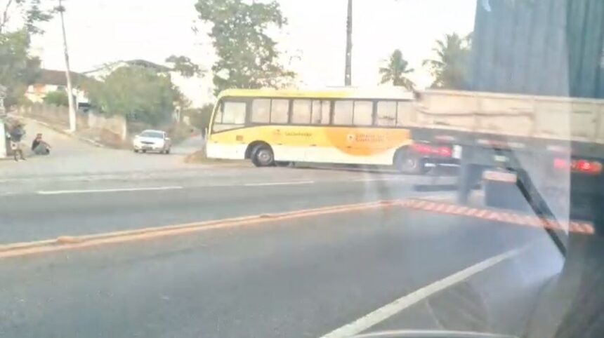 Motorista de ônibus que fez manobra arriscada na BR-101 em Campos é suspenso