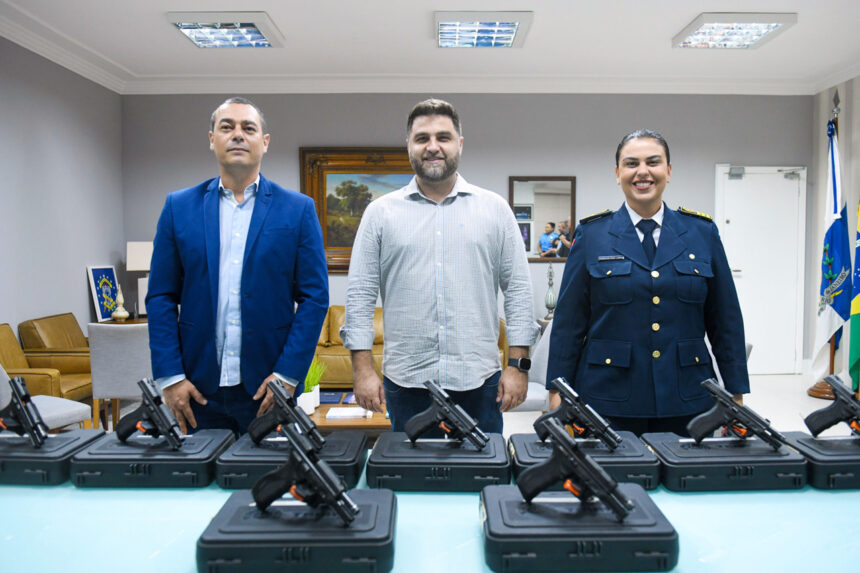 Guarda de Campos recebe 60 pistolas da GCM de Vila Velha e vai iniciar treinamento de agentes