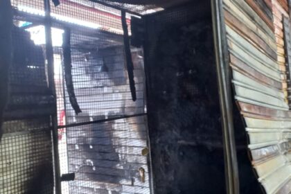 Boxes ficam destruídos após incêndio atingir o Shopping Popular em Campos