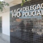 Homem é baleado, perde o controle do carro, atinge poste e morre, em Campos
