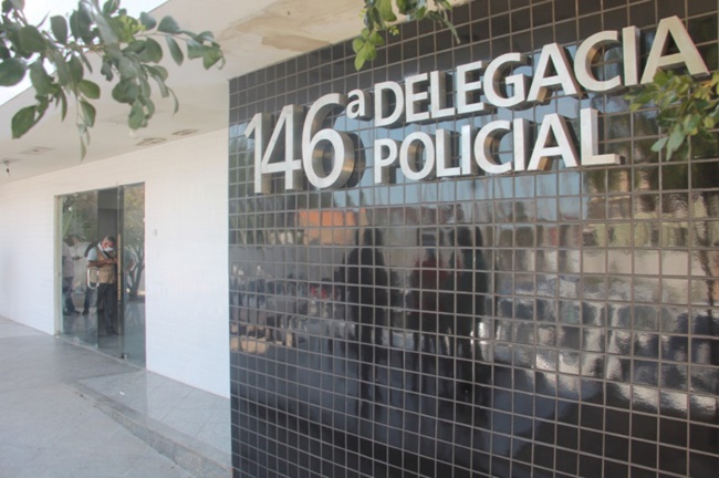 Homem é baleado, perde o controle do carro, atinge poste e morre, em Campos