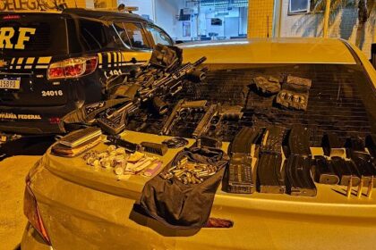 Homens são presos com fuzil, pistola e drogas na BR-101