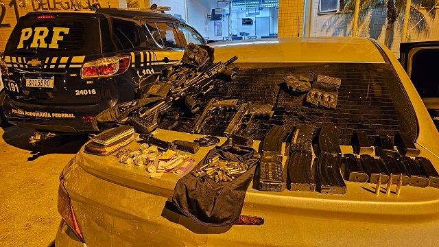 Homens são presos com fuzil, pistola e drogas na BR-101