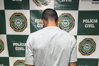 Homem persegue ex-companheira e é preso em frente a Deam Campos