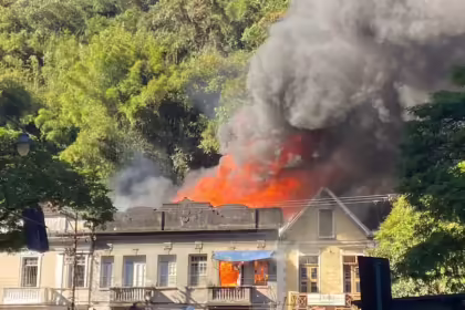 Incêndio destrói loja em casarão histórico de Petrópolis