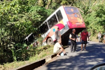Ônibus cai em ribanceira na Região Serrana; motorista abandonou veículos antes do ocorrido