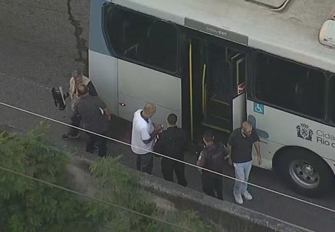 Duas pessoas morrem em tentativa de assalto na Linha Amarela, no Rio