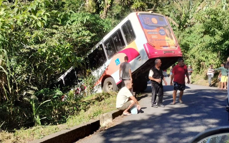Ônibus cai em ribanceira na Região Serrana; motorista abandonou veículos antes do ocorrido