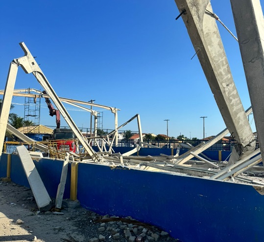 Estrutura de quadra em reforma desaba durante operação com guindaste, em Grussaí