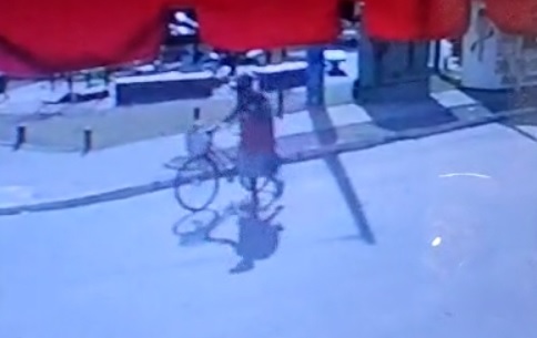 Discussão em bar, identificação da vítima, suspeito andando nas ruas minutos após o crime e buscas da polícia; saiba detalhes da briga que terminou com idoso assassinado a facadas em Campos