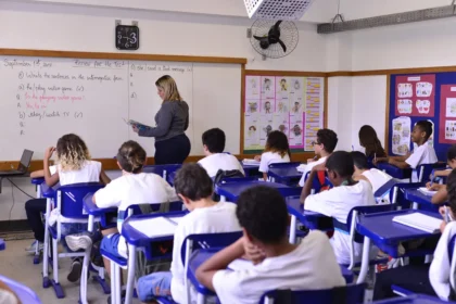 Governador autoriza início das inscrições para mais de 4 mil vagas para professores temporários na rede estadual