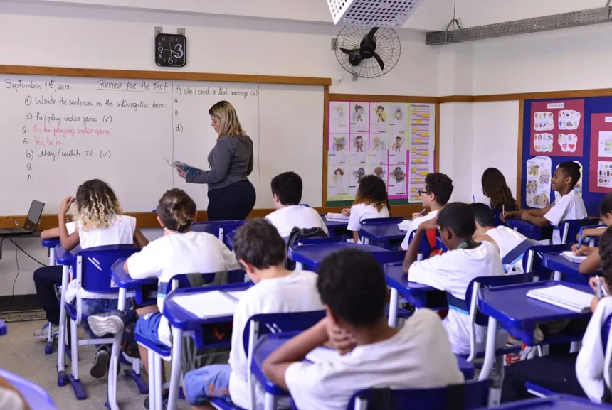 Governador autoriza início das inscrições para mais de 4 mil vagas para professores temporários na rede estadual