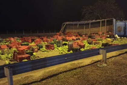 Acidente na BR-101, em Campos, entre carro e caminhão que transportava bananas deixa vítima em estado grave