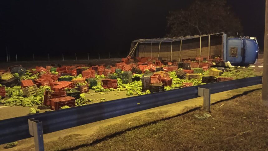 Acidente na BR-101, em Campos, entre carro e caminhão que transportava bananas deixa vítima em estado grave