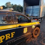 PRF apreende carga com mais de 31 mil latas de cerveja na BR-101, em Campos