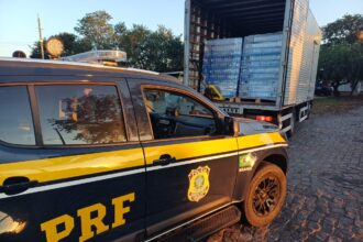 PRF apreende carga com mais de 31 mil latas de cerveja na BR-101, em Campos