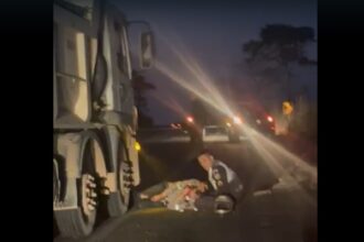 Policial que ajudou a salvar vida de jovem atropelado por caminhão se emociona ao saber que ele vai ter alta