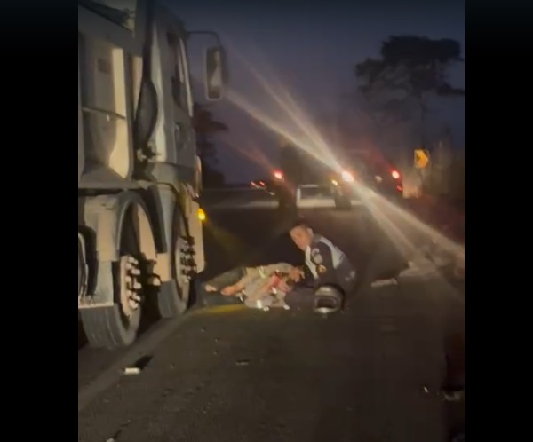 Policial que ajudou a salvar vida de jovem atropelado por caminhão se emociona ao saber que ele vai ter alta