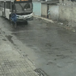 VÍDEO: ônibus quase passa por cima de entregador de aplicativo