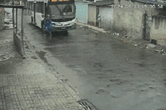 VÍDEO: ônibus quase passa por cima de entregador de aplicativo