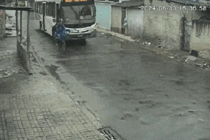 VÍDEO: ônibus quase passa por cima de entregador de aplicativo