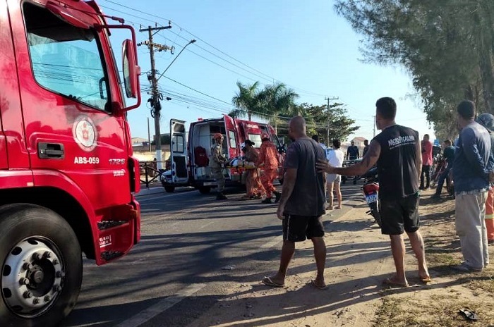 Casal de jovens é socorrido com ferimentos graves após acidente na BR-365, em São João da Barra