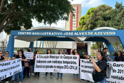 Representantes do SEPE protocolam documento na Prefeitura de Campos cobrando convocação de concursados