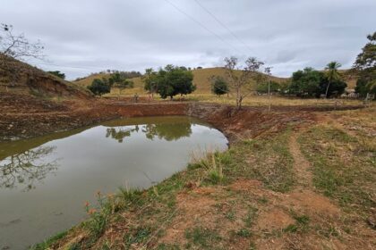 Polícia identifica construção de açude e corte ilegal de árvores, em Itaocara