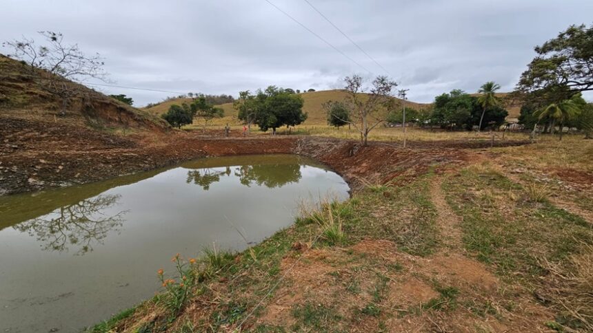 Polícia identifica construção de açude e corte ilegal de árvores, em Itaocara