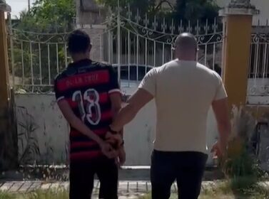 Homem é preso suspeito de agredir a companheira com chutes e pauladas, em Campos