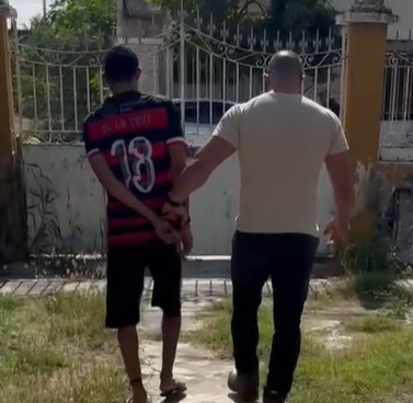 Homem é preso suspeito de agredir a companheira com chutes e pauladas, em Campos