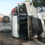 Carreta que transportava sucata tomba na BR-101, em Campos