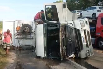 Carreta que transportava sucata tomba na BR-101, em Campos