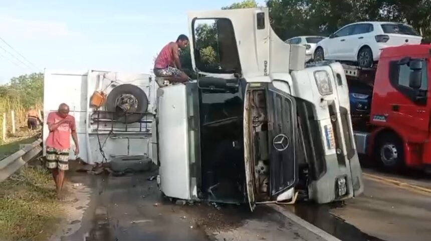 Carreta que transportava sucata tomba na BR-101, em Campos