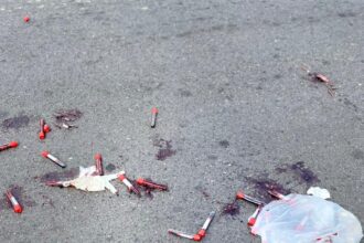 Amostras de sangue são descartadas na Rua Doutor Siqueira, em Campos